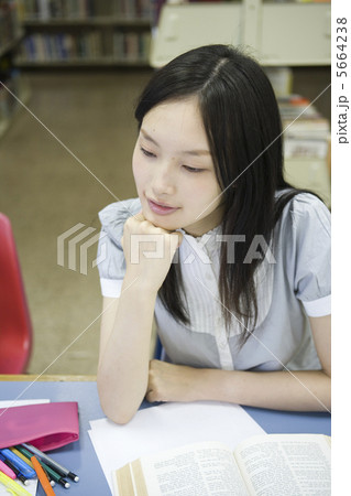 図書室の大学生 図書室の大学生 5664238