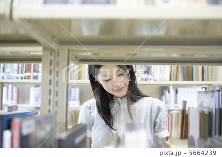 図書室の大学生 5664239