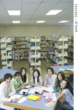 図書室の大学生 図書室の大学生 5664283