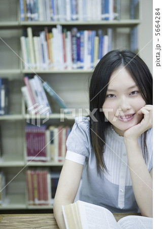 図書室の大学生 5664284