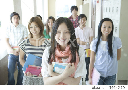 キャンパスの大学生 5664290