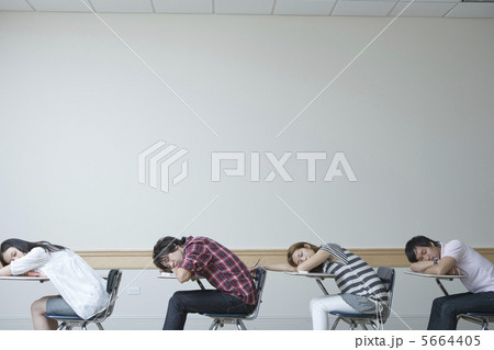 教室の大学生 5664405