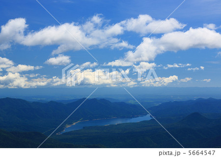 ニペソツ山から見る雲と糠平湖 5664547
