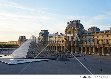 ルーブル美術館　ルーヴル美術館　Louvre 5664708