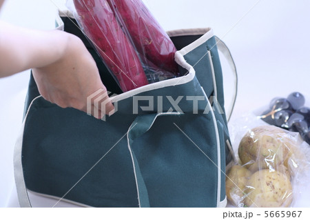 買い物をエコバッグにつめる女性 5665967