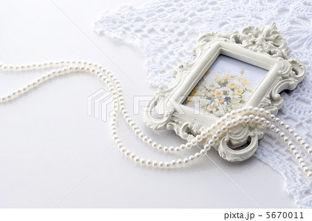 額と真珠とレース 5670011