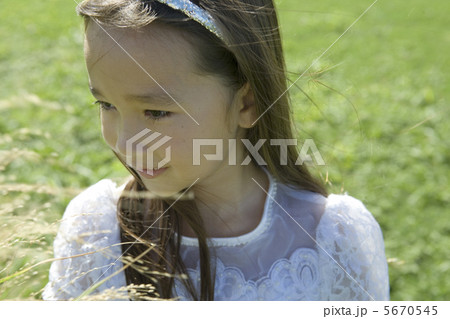 草原の女の子 草原の女の子 5670545