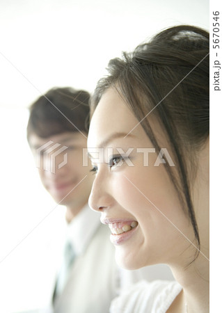 笑顔の花嫁の横顔アップ 5670546