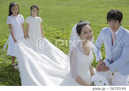 新郎新婦とドレスの裾を持つ女の子二人 新郎新婦とドレスの裾を持つ女の子二人 5670549
