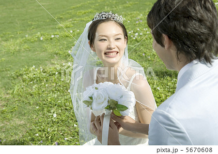 ブーケを持ち笑顔の花嫁 5670608