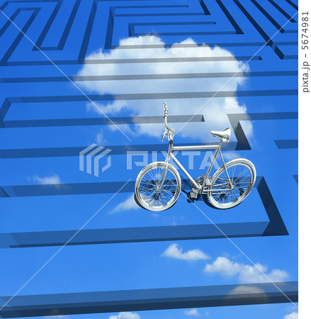 青空の迷路に置いてある自転車 5674981