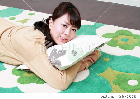 ラグに寝転ぶ女性 ラグに寝転ぶ女性 5675059