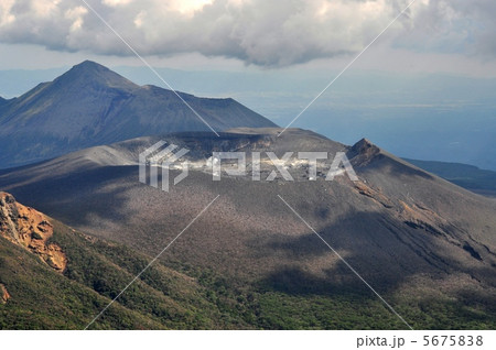 霧島山系の新燃岳と高千穂峰 5675838