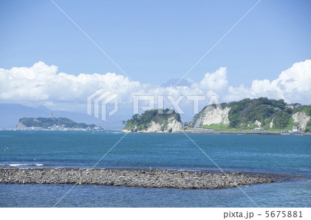 材木座海岸と江ノ島 5675881
