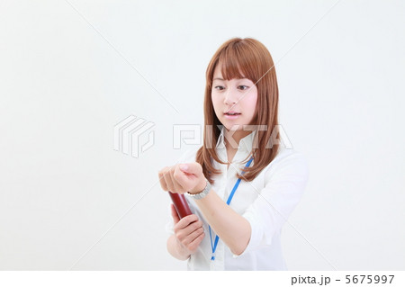 時間を気にするビジネスウーマン 5675997