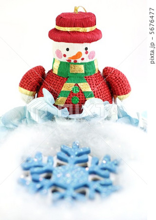 クリスマスイメージ 雪の結晶のオーナメントとお洒落なサンタ 正面アップ白バック縦位置の写真素材