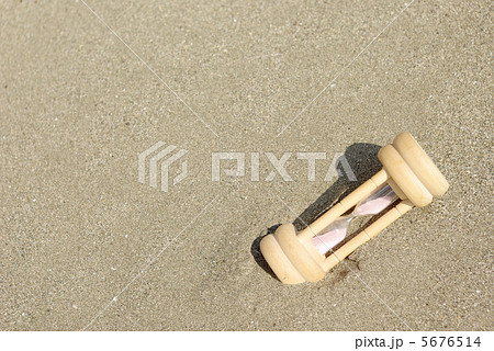 砂に埋もれた砂時計 5676514