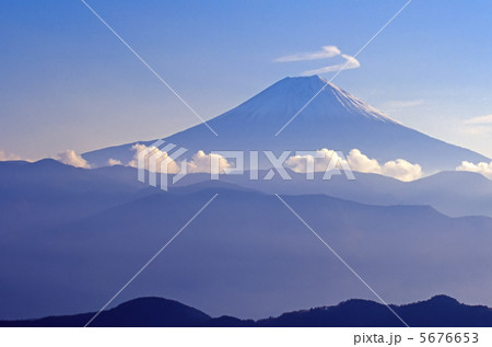 富士山頂にダブルの雲 5676653