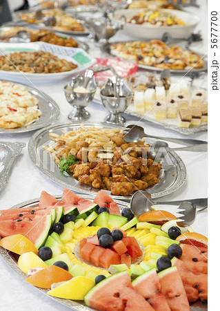ビュッフェに並んだカラフルな料理やデザート ビュッフェに並んだカラフルな料理やデザート 5677700