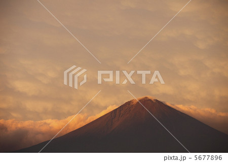 富士山と夕焼け 5677896