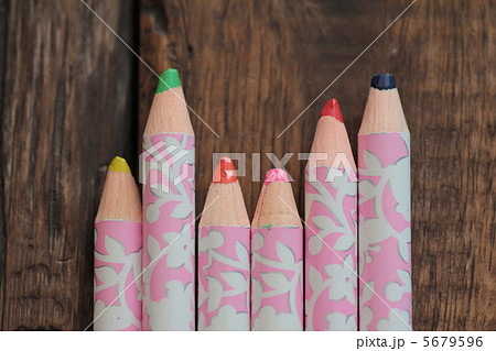 先が丸い花柄の色鉛筆　文房具 5679596