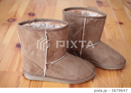 ベージュのショート丈ムートンブーツ　冬用ブーツ 5679647