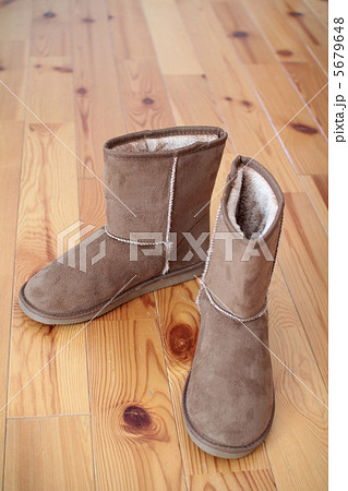 ベージュのショート丈ムートンブーツ　冬用ブーツ 5679648