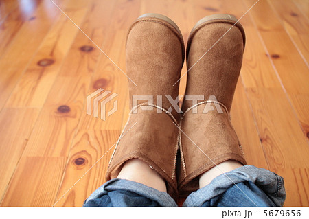 ムートンブーツを履いている女性の足 ムートンブーツを履いている女性の足 5679656