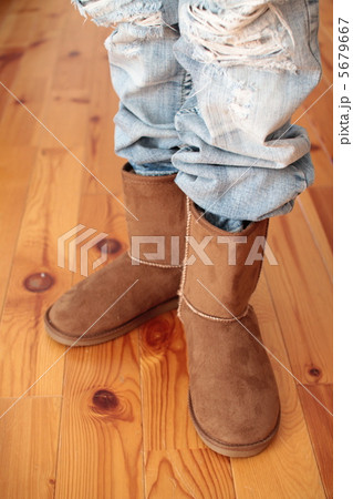 ムートンブーツを履いている子供の足 ムートンブーツを履いている子供の足 5679667