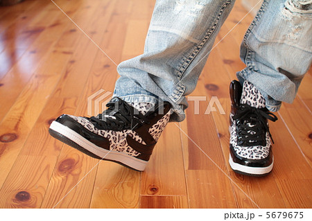 ハイカットスニーカーを履いている子供の足 5679675