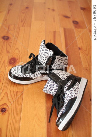 新品のヒョウ柄ハイカットスニーカー 新品のヒョウ柄ハイカットスニーカー 5679691