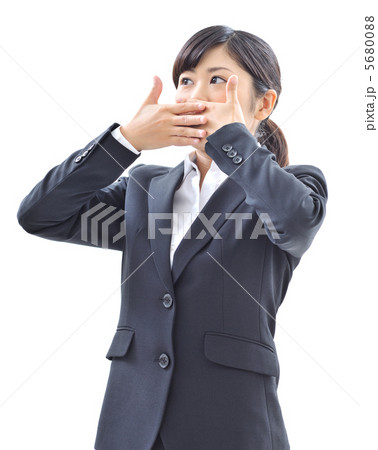 若い女性白バック 5680088