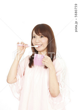 歯磨きの女性 歯磨きの女性 5680759