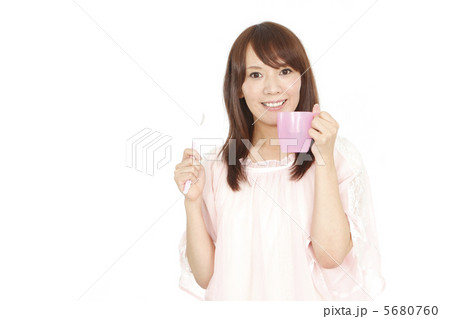 歯磨きの女性 歯磨きの女性 5680760