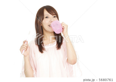 歯磨きの女性 歯磨きの女性 5680761