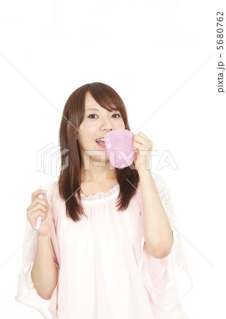 歯磨きの女性 歯磨きの女性 5680762