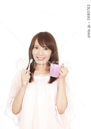 歯磨きの女性 歯磨きの女性 5680763