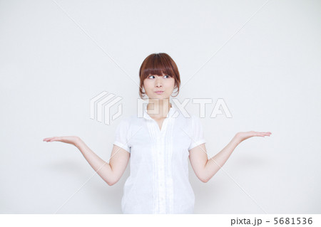 両手を広げ比較する女性 5681536