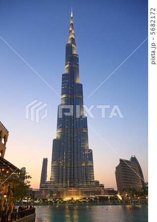 ドバイ、バージ・カリファのサンセット 5682172