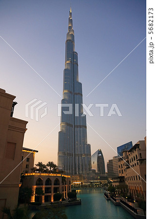 ドバイ、バージ・カリファのサンセット 5682173