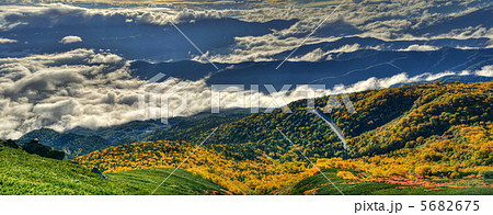 雲海と紅葉の大パノラマ 5682675