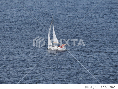 白い帆でのんびりセーリング 5683982