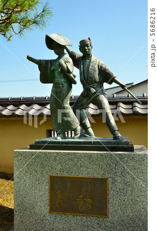 高岡散歩・弥栄節銅像　金屋緑地公園 5686216