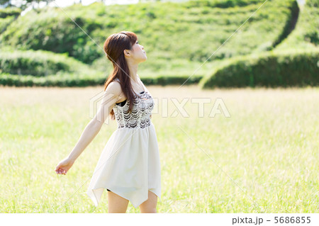自然の中の女性 5686855