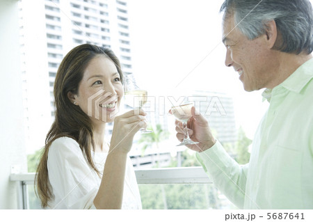 乾杯をする夫婦 5687641