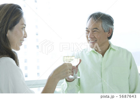 乾杯をする夫婦 5687643