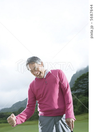 喜び笑顔でポーズをとる父 喜び笑顔でポーズをとる父 5687644