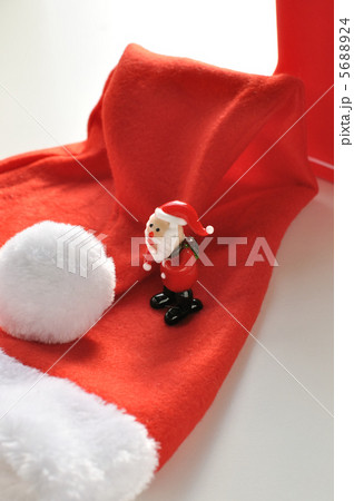 サンタクロースとサンタ帽 サンタクロースとサンタ帽 5688924