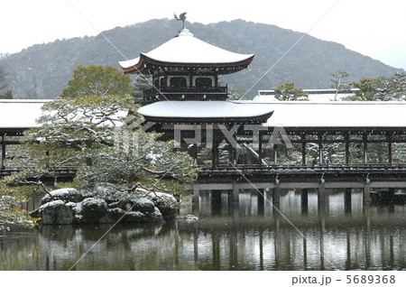 京都　平安神宮の雪景色 5689368