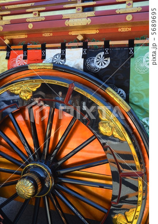 高山祭りの屋台の車輪 5689695